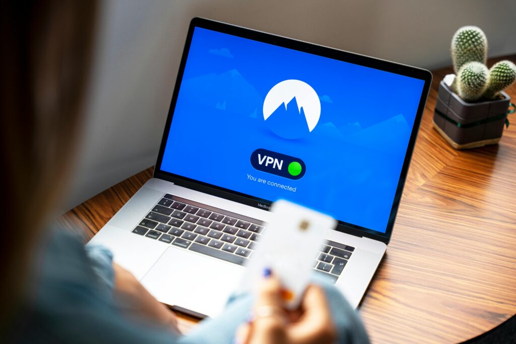 Laptop z aktywnym VPN na ekranie podczas zakupów online – jak działa Google w innych krajach i wyniki wyszukiwania za granicą